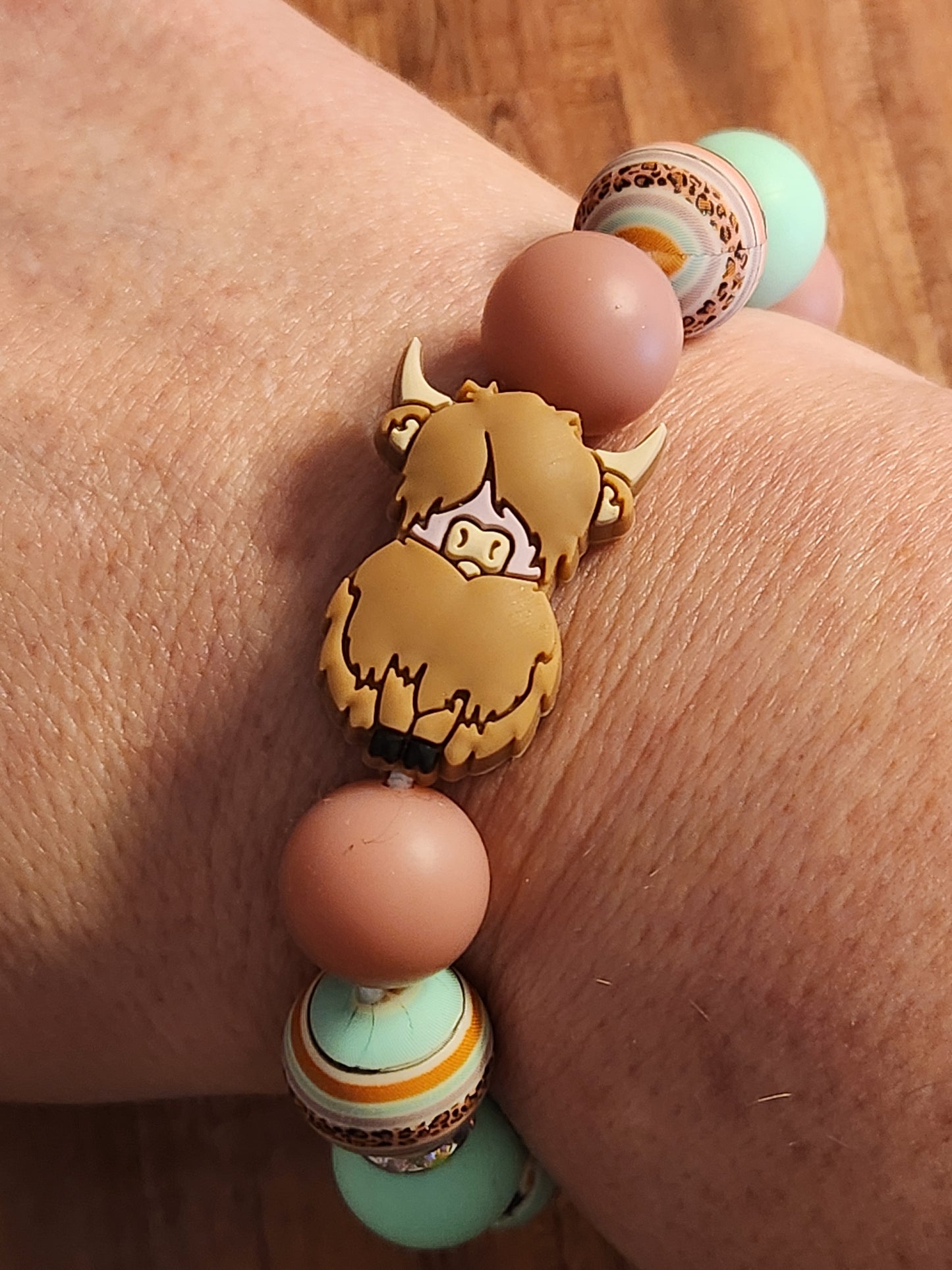 Wristlet: Cows (Highland Cow, mint and pink)