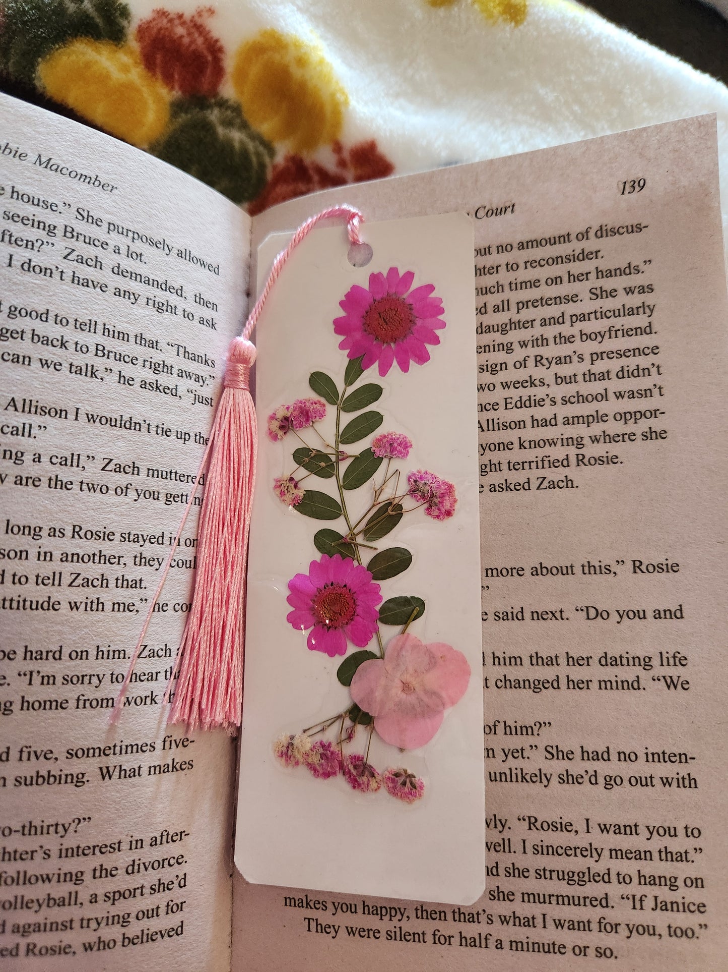 Bookmark: Shades of dark and light pink